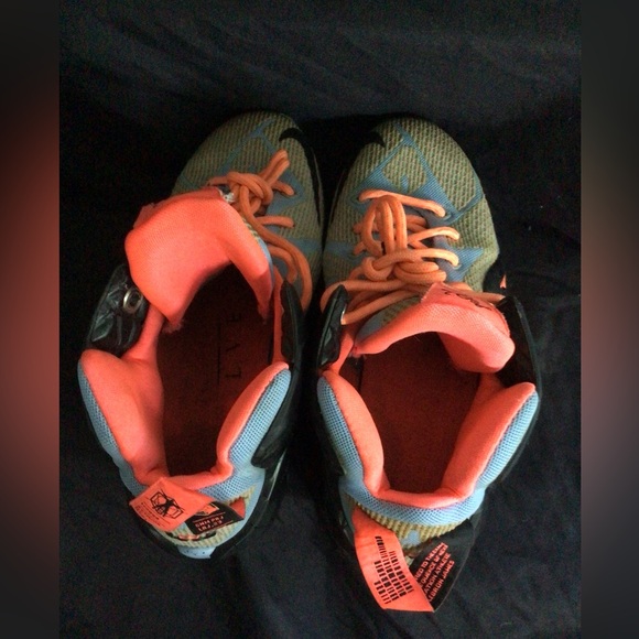 BIG KIDS NIKE LEBEON JAMES BASKETBALL SHOES - Picture 7 of 7